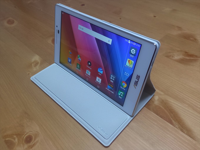 机の上のASUS製AndroidタブレットZenPad 7.0