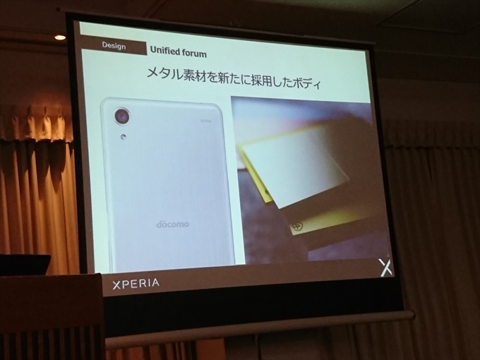 Xperia X Performanceは背面パネルにメタル素材を採用