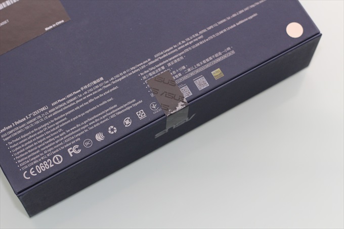 シークレットシールで封がされたZenFone 3 Deluxe ZS570KLの化粧箱