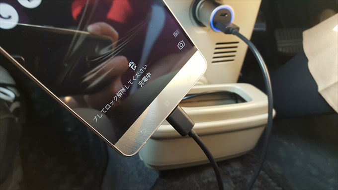 Quick Charge 3.0に対応している車載充電器で充電中のZenFone 3 Deluxe ZS570KL