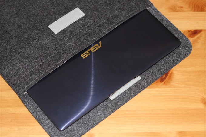 フェルトケースとASUS ZenBook3 UX390UA