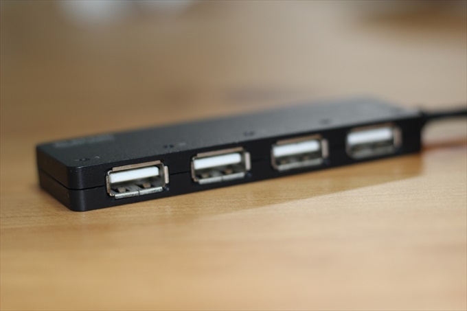 USBポートが横一列に並んだUSBハブ