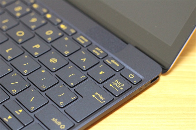 ASUS ZenBook 3 の電源ボタン