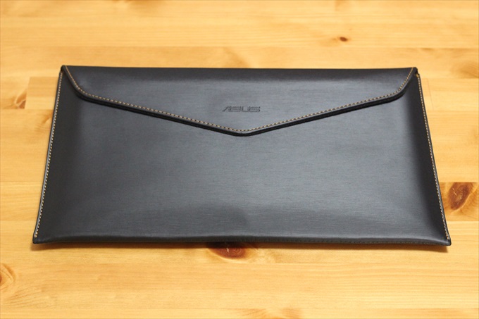 ASUS ZenBook 3を収納した純正スリーブ