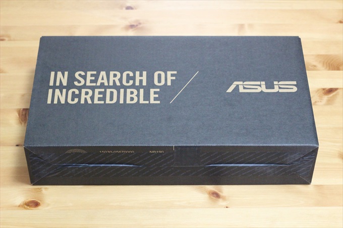 ASUS ZenBook ３の外箱