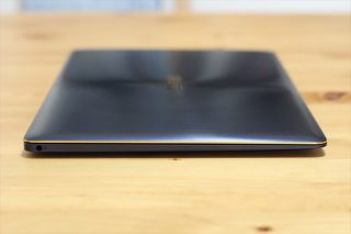 ASUS ZenBook 3の左側面
