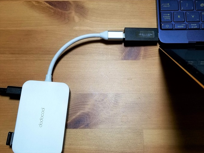 USB PD対応のUSBハブで充電および電流電圧を計測している様子