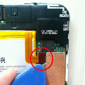 スマートフォンのバッテリーを接続している充電コネクタ